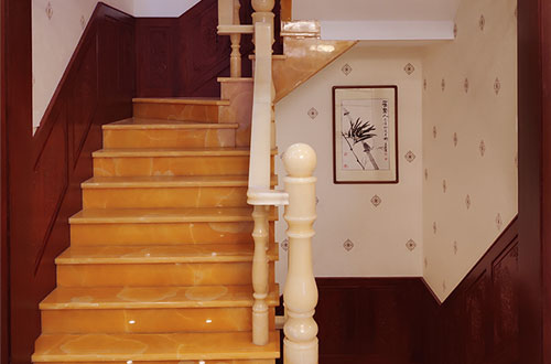 常宁中式别墅室内汉白玉石楼梯的定制安装装饰效果